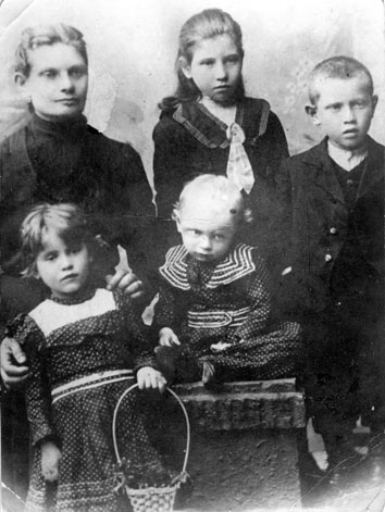 Family portrait of Albie’s father, Solly Sachs together with his siblings and mother in a little village in Lithuania.