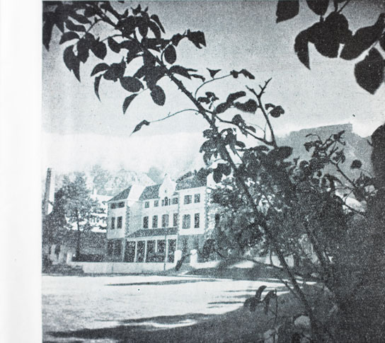 South African College School (SACS) in Gardens (original location), the oldest high school in South Africa, modelled on a school for upper-middle class boys in England.
