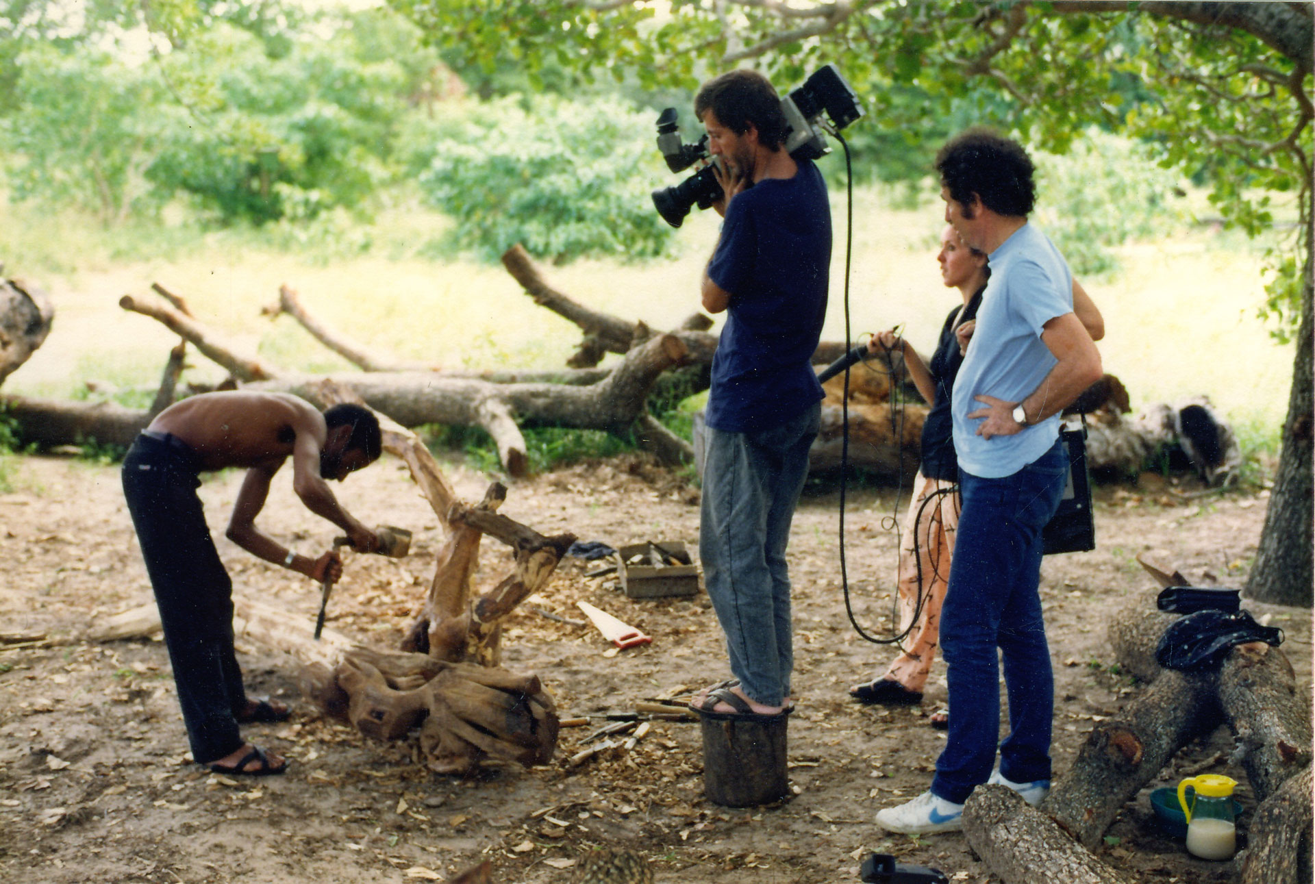 Filming the sculptor Govane at work for the documentary ‘The Deeper Image’ by Albie (right) and Sol Carvalho (with camera), with co-sponsor Margrit Niederhuber (second from right).