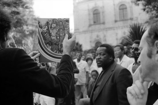 With Malangatana Ngwenya at the launch of ‘Images of a Revolution’, a book published by Albie on the murals of Mozambique, at the Natural History Museum, Maputo.